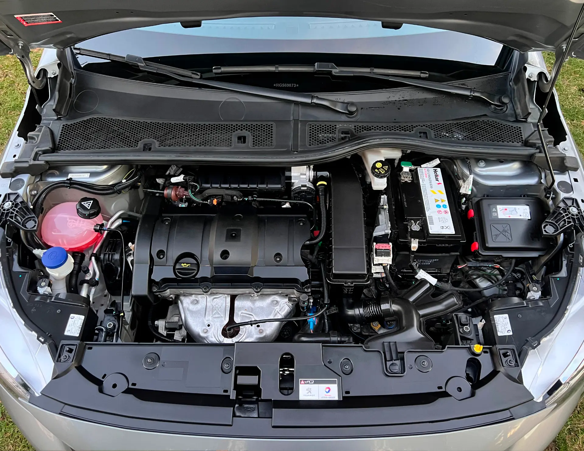 Vano motor limpio y acondicionado